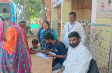 आज दिनांक 12 112025 रोजी प्रा. आ. केंद्र नायगाव उपकेंद्र निमगाव सिन्नर अंतर्गत गुळवंच येथे इम्पॅक्टगुरु फाउंडेशन नाशिक व ग्रामपंचायत गुळवंच आणि आरोग्य विभाग यांच्या संयुक्त विद्यमाने नागरिकांची वैद्यकीय तपासणी करण्यात करण्यात आली मुख्यमंत्री समृद्ध पंचायत राज अभियान अंतर्गत विविध तपासणी सह औषधोपचार मोफत केला. तसेच महिलांची HB तपासणी करण्यात आली . दरम्यान सरपंच भाऊदास शिरसाठ , आरोग्य सेवक व आशाताई उपस्थित होत्या