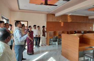 ग्रामविकास विभागाचे मा.प्रधान सचिव यांनी निफाड तालुक्यातील चांदोरी येथे प्रधानमंत्री आवास योजनेंतर्गत घरकुलांची पाहणी करून लाभार्थ्यांशी संवाद साधला. यावेळी जिल्हा परिषदेच्या ‘क्रांतिज्योती सावित्रीबाई फुले अभ्य