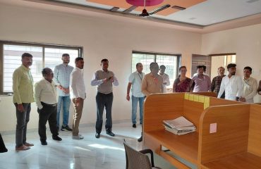 ग्रामविकास विभागाचे मा.प्रधान सचिव यांनी निफाड तालुक्यातील चांदोरी येथे प्रधानमंत्री आवास योजनेंतर्गत घरकुलांची पाहणी करून लाभार्थ्यांशी संवाद साधला. यावेळी जिल्हा परिषदेच्या ‘क्रांतिज्योती सावित्रीबाई फुले अभ्य (2)