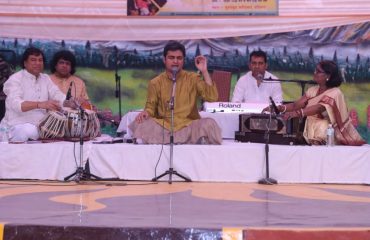 Shri Kashish Mittal singing at SKCM Choopal two