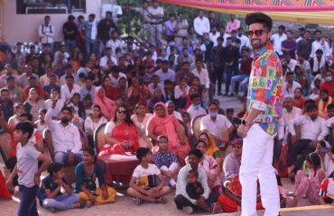 Sumit Saini singing performance at Surajkund