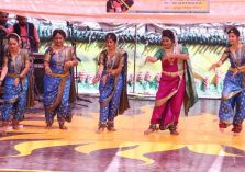 सूरजकुंड शिल्प मेला में महाराष्ट्र नृत्य;?>