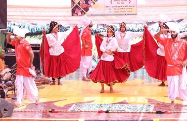 सूरजकुंड शिल्प मेला में हरियाणा टीम द्वारा हरियाणवी नृत्य