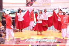 सूरजकुंड शिल्प मेला में हरियाणा टीम द्वारा हरियाणवी नृत्य;?>