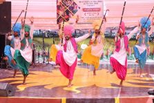 सूरजकुंड शिल्प मेला में उत्तर क्षेत्र सांस्कृतिक केंद्र की टीम द्वारा पंजाबी भांगड़ा;?>