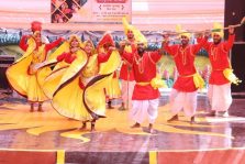 सूरजकुंड शिल्प मेले में हरियाणा के कलाकार द्वारा लोक नृत्य;?>