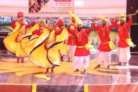 सूरजकुंड शिल्प मेले में हरियाणा के कलाकार द्वारा लोक नृत्य