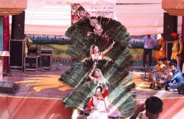 सूरजकुंड शिल्प मेला में यूपी के कलाकार द्वारा मयूर नृत्य