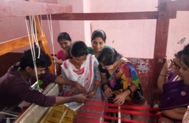 पैठणी मॅन्युफॅक्चरिंग मशिनरी साठी ग्रुप भेट