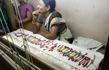 पैठणी बनवणारी नोकरदार महिला