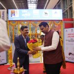 पुणे आंतरराष्ट्रीय विमानतळ येथे मुख्यमंत्री मा. श्री. देवेंद्र फडणवीस यांच्या उपस्थितीत ‘उमेद सावित्री’ विक्री दालनाचे उद्घाटन करण्यात आले