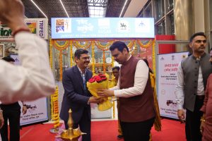 पुणे आंतरराष्ट्रीय विमानतळ येथे मुख्यमंत्री मा. श्री. देवेंद्र फडणवीस यांच्या उपस्थितीत ‘उमेद सावित्री’ विक्री दालनाचे उद्घाटन करण्यात आले