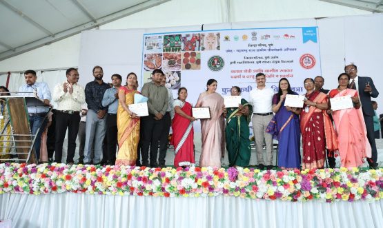 सन्माननीय खासदार श्रीमती सुनेत्रा पवार यांनी “फुले कृषी सावित्री जत्रा”या अनोख्या उपक्रमास भेट दिली.