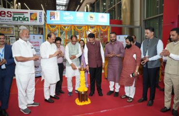 पुणे आंतरराष्ट्रीय विमानतळ येथे ‘उमेद सावित्री’ विक्री दालनाचे उद्घाटन करण्यात आले