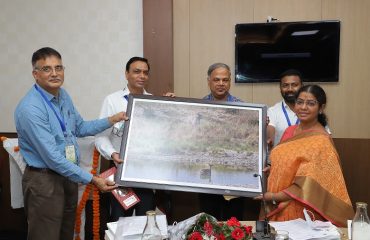 6 Presenting Momento to PS, Forests and Wildlife, Haryana