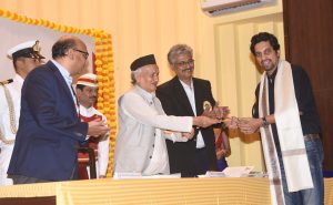 07.01.2020: Governor presented the first Vasudeo Gaitonde Kala Jeevan Gaurav Jeevan Award