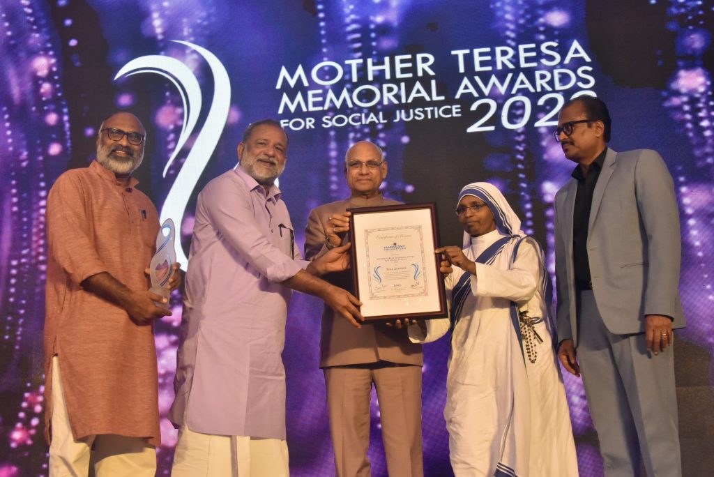 26.11.2023 Governor presents the Mother Teresa Memorial Award for