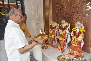 17.04.2024 : Governor Bais visits Ram Mandir; performs aarti on Ram Navmi