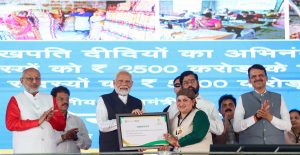 Prime Minister Shri Narendra Modi addresses Lakhpati Didi Sammelan in Jalgaon, Maharashtra