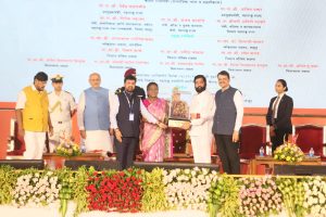 04.09.2024: President Droupadi Murmu interactes with the beneficiaries of 'Shasan Apya Dari' and 'Chief Minister Majhi Ladki Bahin' schemes and distributed the benefits to the beneficiaries at Udgir