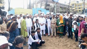 21.09.2024:  Governor participates in a beach clean up drive at Juhu Chowpatty