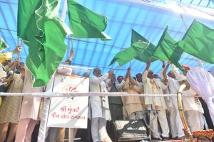 Goveror flags off to the Rath Yatra Organized by the various Jain Sanghs of South Mumbai