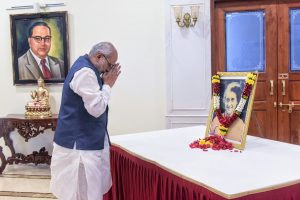 Governor offers floral tribute to Indira Gandhi