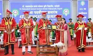 14.05.2025:  दापोली येथील  डॉ. बाळासाहेब सावंत कोकण कृषि विद्यापीठाचे कुलपती तथा महाराष्ट्र राज्याचे राज्यपाल  सी. पी राधाकृष्णन यांच्या प्रमुख उपस्थितीत विद्यापीठाचा ४३ वा दीक्षांत समारंभ सर विश्वेश्वरैय्या सभागृह, डॉ. बाळासाहेब सावंत कोकण कृषि विद्यापीठ, दापोली येथे संपन्न झाला.  कृषिमंत्री  अॅड. माणिकराव कोकाटे, उद्योग व मराठी भाषा मंत्री तथा रत्नागिरी जिल्हयाचे पालक मंत्री उदय सामंत, राज्यमंत्री योगेश कदम उपस्थित होते.  या पदवीदान समारंभात विविध अभ्यासक्रमातील एकूण १३७२ स्नातकांना पदवी, १८२ स्नातकांना पदव्युत्तर पदवी आणि २६ स्नातकांना आचार्य पदवी अशा एकूण १५८० स्नातकांना पदव्या बहाल करण्यात आल्या आहेत तसेच यावेळी १८ स्नातकांना  सुवर्ण पदके प्रदान करण्यात आली. या पदवीदान समारंभास विद्यापीठाचे कुलगुरू डॉ. संजय जी. भावे, कुलसचिव डॉ. प्रदीप हळदवणेकर, विद्यापीठातील विविध विभागांचे प्रमुख, प्राचार्य, विद्यार्थी तसेच निमंत्रित उपस्थित होते.