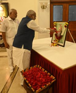 14.05.2025: महापराक्रमी छत्रपती संभाजी महाराज यांच्या जयंतीनिमित्त राज्यपाल सी. पी. राधाकृष्णन यांनी राजभवन येथे संभाजी महाराजांच्या प्रतिमेला पुष्पांजली वाहून अभिवादन केले. यावेळी उपस्थित राज्याचे कृषिमंत्री माणिकराव कोकाटे यांनी देखील छत्रपती संभाजी महाराज यांच्या प्रतिमेला पुष्पांजली वाहून अभिवादन केले. राज्यपालांचे सचिव डॉ. प्रशांत नारनवरे तसेच राजभवनातील अधिकारी, कर्मचारी तसेच पोलीस अधिकारी व कर्मचारी यावेळी उपस्थित होते.