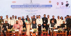 Governor presents the top State level awards to Zilla Parishads and Panchayat Samitis from the State at the Yashwantrao Chavan Panchayat Raj Abhiyan Prize Distribution programme