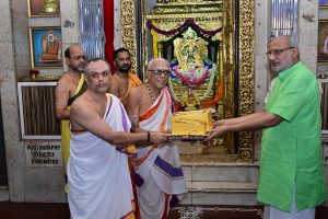 06.07.2025: Maharashtra Governor C. P. Radhakrishnan visited the Sri Sringeri Sankara Math Sharada Mandir in Chembur Mumbai and attended a cultural programme organised on the occasion of Ashadhi Ekadashi. Earlier the Governor had the darshan of Goddess Sharada, Lord Ganesh and Adi Sankara. Manager of the Sri Sringeri Sharada Math Dr Muthukrishnan, Trustee Mohan Subramaniam, Convenor of Suvarna Bharati Aarogya Kendra Dr Kumaraswamy, Trustee of Juna Hanuman Mandir Subodh Acharya, Secretary to the Governor Dr Prashant Narnaware, Deputy Secretary S Ramamoorthy and devotees were present.