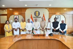 08.07.2025: संसदीय राजभाषा समितीच्या ९ सदस्यांनी समितीचे निमंत्रक खा. डॉ दिनेश शर्मा (उ.प्र.) यांच्या अध्यक्षतेखाली महाराष्ट्राचे राज्यपाल सी पी राधाकृष्णन यांची राजभवन मुंबई येथे भेट घेतली व समितीच्या मुंबई दौऱ्याबाबत माहिती दिली. यावेळी समितीचे सदस्य खा. रामचंद्र जांगडा (हरियाणा), खा. राजेश वर्मा (बिहार), खा. कृतिदेवी देवबर्मन (त्रिपुरा), खा. किशोरीलाल शर्मा (उत्तर प्रदेश), खा. सतपाल ब्रह्मचारी (हरियाणा), खा, डॉ अजित गोपछडे (महाराष्ट्र), खा. विश्वेश्वर हेगडे (कर्नाटक) तसेच अधिकारी उपस्थित होते.