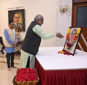 01.08.2025: Maharashtra Governor C.P. Radhakrishnan offered floral tributes of the portrait of Lok Shahir Sahitya Ratna Annabhau Sathe on the occasion of the birth anniversary of Annabhau Sathe at Raj Bhavan, Mumbai.