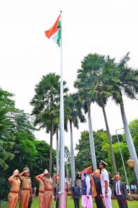 15.08.2025: Governor hoists the National Tricolor on the occasion of the Independence Day at the Council Hall in Pune
