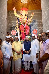 Governor visits theSarvajanik Ganeshotsav Mandal of the Tiffin Box Suppliers’ Association