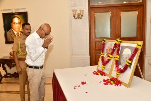 02.10.2025 : Floral tributes were offered to the portraits of the Father of the Nation Mahatma Gandhi and former Prime Minister of India Bharat Ratna Lal Bahadur Shastri on the occasion of their birth anniversary at Maharashtra Raj Bhavan Mumbai. Deputy Secretary to the Governor S. Ramamoorthy offered floral tributes to the portrait of Mahatma Gandhi and Lal Bahadur Shastri. Comptroller of the Governor’s Households Dr Nishikant Deshpande, ADC to the Governor Abhaysinha Deshmukh and other officers and staff of Raj Bhavan also offered their tributes to the great national leaders.
