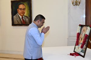 07.10.2025: Floral tributes were offered to the portrait of Maharshi Valmiki on the occasion of his birth anniversary at Raj Bhavan, Mumbai. Secretary to the Governor Dr. Prashant Narnaware offered floral tribute to the portrait of Maharshi Valmiki on the occasion. Deputy Secretary to the Governor S. Ramamoorthy, Comptroller of the Governor’s Households Dr Nishikant Deshpande, ADC to the Governor Lt. Vikram Kumar, officers and staff of Raj Bhavan also paid their tributes to Maharshi Valmiki.