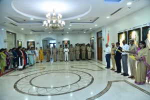 07.11.2025:  बंकिमचंद्र चटर्जी यांनी रचलेल्या वंदे मातरम् या गीताच्या सार्धशताब्दी निमित्त राजभवन येथे संपूर्ण 'वंदे मातरम' गीताचे  सामूहिक गायन करण्यात आले. राज्यपालांचे उपसचिव एस. राममूर्ती, परिवार प्रबंधक डॉ निशिकांत देशपांडे, एडीसी अभयसिंह देशमुख यांसह राजभवनातील अधिकारी, कर्मचारी तसेच पोलीस अधिकारी व जवानांनी 'वंदे मातरम'चे  सामूहिक गायन केले. सर्व जनमानसात देशभावना जागृत होण्यासाठी महत्त्वाची भूमिका बजावणाऱ्या  'वंदे मातरम् ' या गीतास दि. ७ नोव्हेंबर २०२५ रोजी १५० वर्ष पूर्ण झाली. या निमित्ताने राजभवन येथे 'वंदे मातरम्' या गीताच्या सामूहिक गायनाचा कार्यक्रम आयोजित करण्यात आला होता.