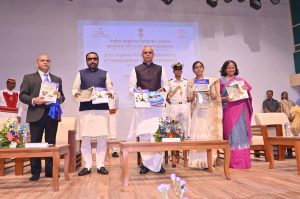 18.11.2025: राज्यपाल आचार्य देवव्रत यांच्या प्रमुख उपस्थितीत राष्ट्रीय निसर्गोपचार संस्था पुणे अंतर्गत येवलेवाडी येथील निसर्गग्राम येथे आठवा निसर्गोपचार दिन साजरा करण्यात आला. यावेळी निसर्गोपचाराशी संबंधित पुस्तकांचे तसेच टपाल तिकिटाचे प्रकाशन करण्यात आले. विविध स्पर्धांच्या विजेत्या महाविद्यालय, वैद्यकीय व्यवसायी, उत्कृष्ट विद्यार्थी यांना देखील यावेळी पुरस्कार देण्यात आले. कार्यक्रमाला केंद्रीय आयुष राज्यमंत्री प्रतापराव जाधव, आयुष मंत्रालयाच्या सहसचिव डॉ. कविता जैन, पोस्ट मास्तर जनरल सुचिता जोशी, राष्ट्रीय निसर्गोपचार संस्था पुणेचे प्रभारी संचालक अमरेंद्र सिंग आदी उपस्थित होते. राष्ट्रीय निसर्गोपचार केंद्र, निसर्ग ग्राम येथील संशोधक, प्राध्यापक, विद्यार्थी, कर्मचारी यांच्यासह निसर्गोपचार वैद्यकीय व्यवसायी देखील कार्यक्रमाला उपस्थित होते.