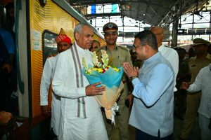 28.11.2025: The Governor of Maharashtra and Gujarat Acharya Devvrat arrived in Mumbai from New Delhi by Tejas Express. The Governor was welcomed by the Secretary to the Governor Dr. Prashant Narnaware and Deputy Secretary S. Ramamoorthy on his arrival at the Mumbai Central Railway Station. Station Manager of Western Railway Sagar Kulkarni and senior officers were present.