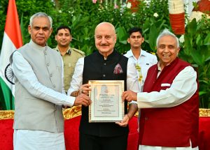 राज्यपालांच्या हस्ते अनुपम खेर यांना डीएव्ही रत्न पुरस्कार प्रदान