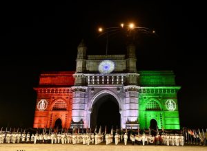 गेटवे ऑफ इंडिया येथे नौसेना दिनानिमित्त राज्यपालांच्या उपस्थितीत ‘बिटींग रिट्रीट’