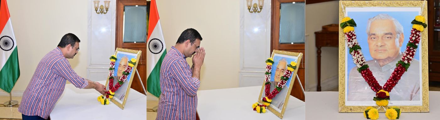 25.12.2025:  दिवंगत माजी पंतप्रधान भारतरत्न अटल बिहारी वाजपेयी यांच्या जयंतीनिमित्त महाराष्ट्र लोकभवन येथे राज्यपालांचे सचिव डॉ. प्रशांत नारनवरे यांनी अटल बिहारी वाजपेयी यांच्या प्रतिमेला पुष्पांजली वाहून अभिवादन केले. यावेळी उपस्थित राज्यपालांचे परिवार प्रबंधक डॉ निशिकांत देशपांडे, राज्यपालांचे परिसहायक ले.  विक्रम कुमार तसेच राजभवनातील अधिकारी व कर्मचारी यांनी देखील वाजपेयी यांच्या प्रतिमेला अभिवादन केले.