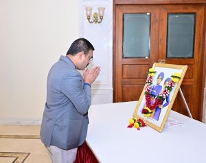 26.12.2024 : राज्यपालांचे परिवार प्रबंधक जितेंद्र वाघ यांनी 'वीर बाल दिवस' निमित्ताने साहिबजादा जोरावर सिंह व साहिबजादा फतेह सिंह यांच्या हौतात्म्याच्या स्मरणार्थ त्यांच्या प्रतिमेला राजभवन, मुंबई येथे पुष्पांजली अर्पण करून अभिवादन केले. यावेळी राजभवन मधील अधिकारी व कर्मचारी उपस्थित होते.