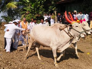 02.01.2026: राज्यपालांनी खोरीपाडाच्या  शेतात  तिफनवर केली ज्वारीची पेरणी