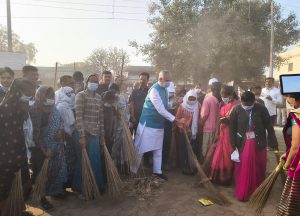 02.01.2026: राज्यपालांचा गावकऱ्यांसोबत ग्रामस्वच्छतेत सहभाग