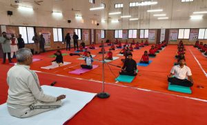 02.01.2026:  राज्यपालांचे पिंपरखेड येथील शासकीय आदिवासी आश्रमशाळेच्या विद्यार्थ्यांसह योगाभ्यास