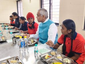 02.01.2026: राज्यपालांनी सकाळच्या नाश्त्याच्यावेळी विद्यार्थ्यांशी साधला संवाद