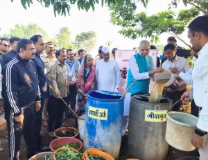 02.01.2026: राज्यपालांनी शेतकऱ्यांना शेतीसाठी जीवामृत कसे तयार करावे याचे प्रात्यक्षिक करून दाखविले