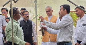 02.01.2026: राज्यपालांची मोहाडी येथील सह्याद्री फार्म येथे भेट,कंपनीच्या अधिकाऱ्यांसमवेत नैसर्गिक शेतीच्या अनुषंगाने चर्चा